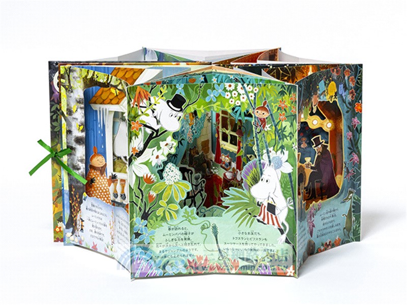 A Year in the Moominhouse：A Carousel Book of the Seasons (立體旋轉書)