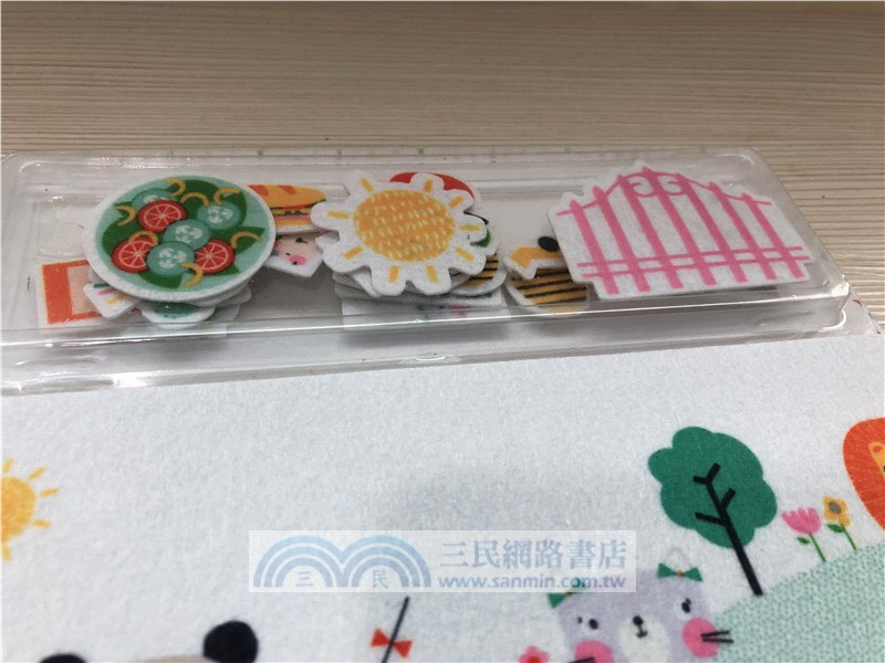 Tiny Town Picnic Fun (over 20 felt play pieces)(硬頁遊戲書)