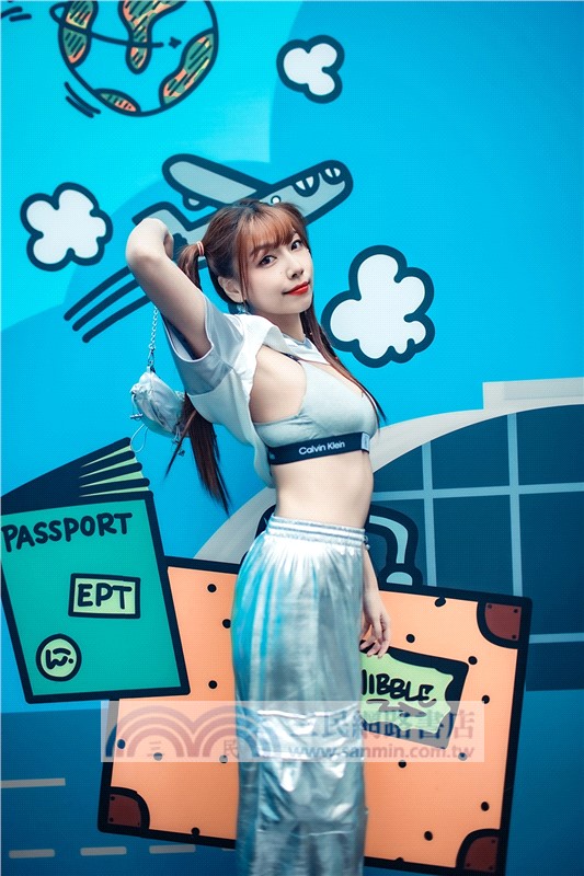 想見妮‧Nicole妮可寫真書【隨書附贈：未公開寫真海報四款隨機一款】